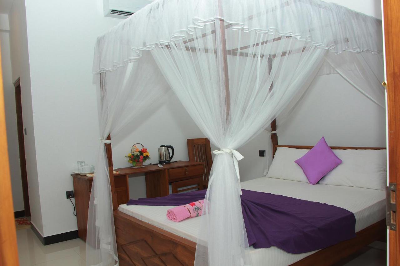 Bed and Breakfast Maduranga n Guest Mirissa Exterior foto